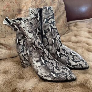 Tony Bianco Black and White Snakeskin leather Ankle Boots size 8